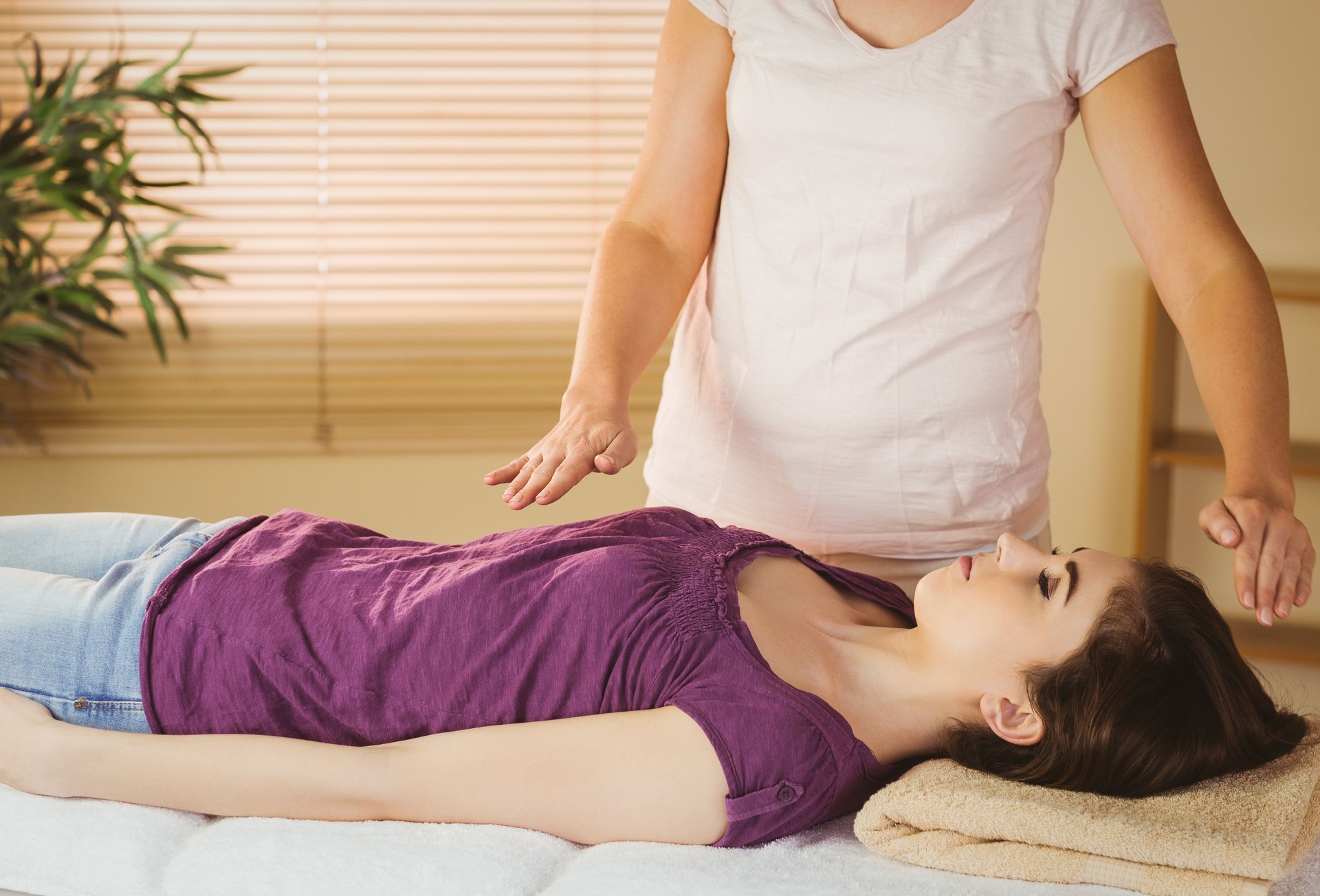Junge Frau, die eine Reiki-Behandlung