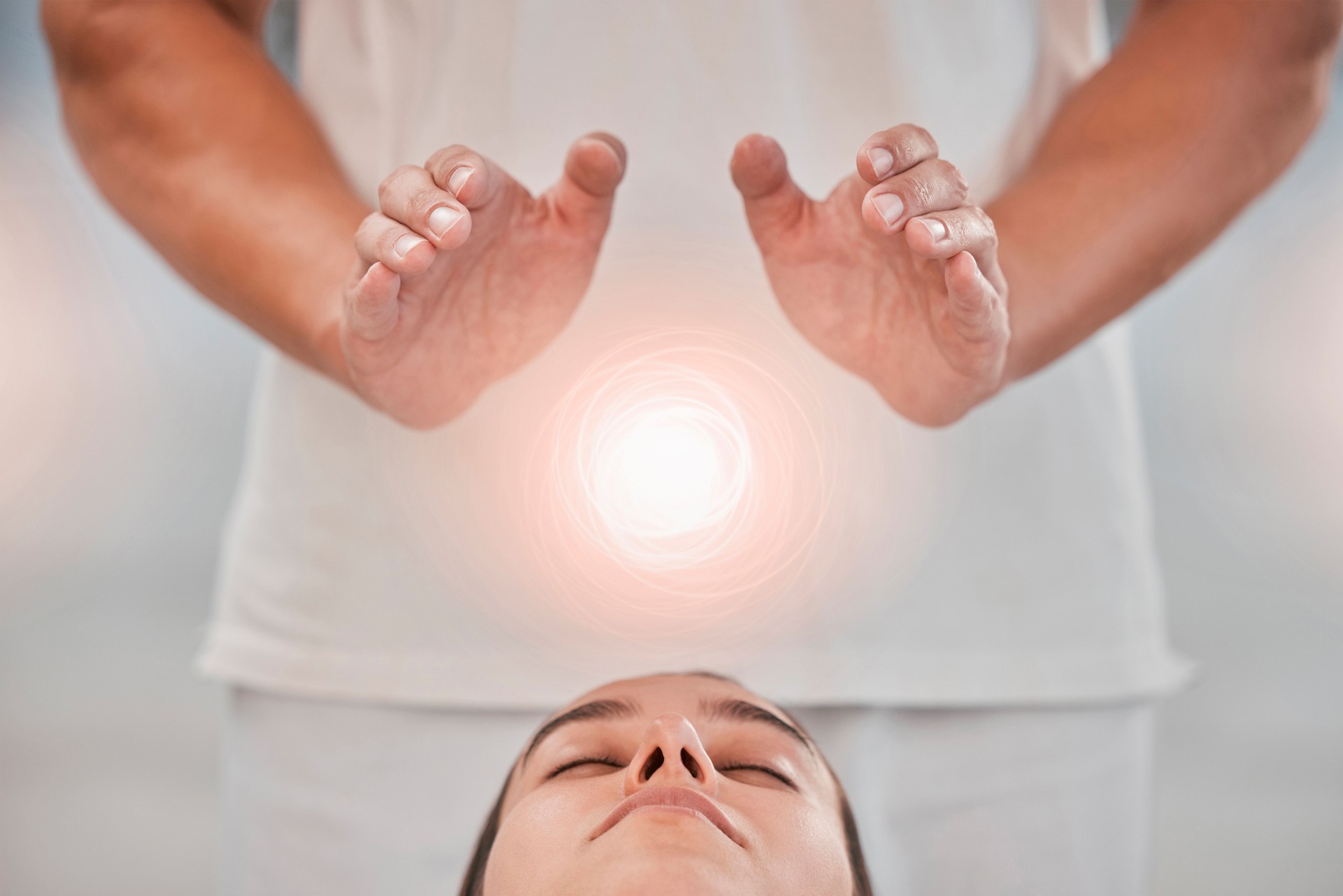 Therapie, Massage und Reiki mit digitalem Overlay über dem Kopf einer Klientin in einem Spa zum Entspannen. Hände, Spezialeffekte und Entgiftung mit einer Kundin, die für Wellness oder Luxus auf einem Bett liegt