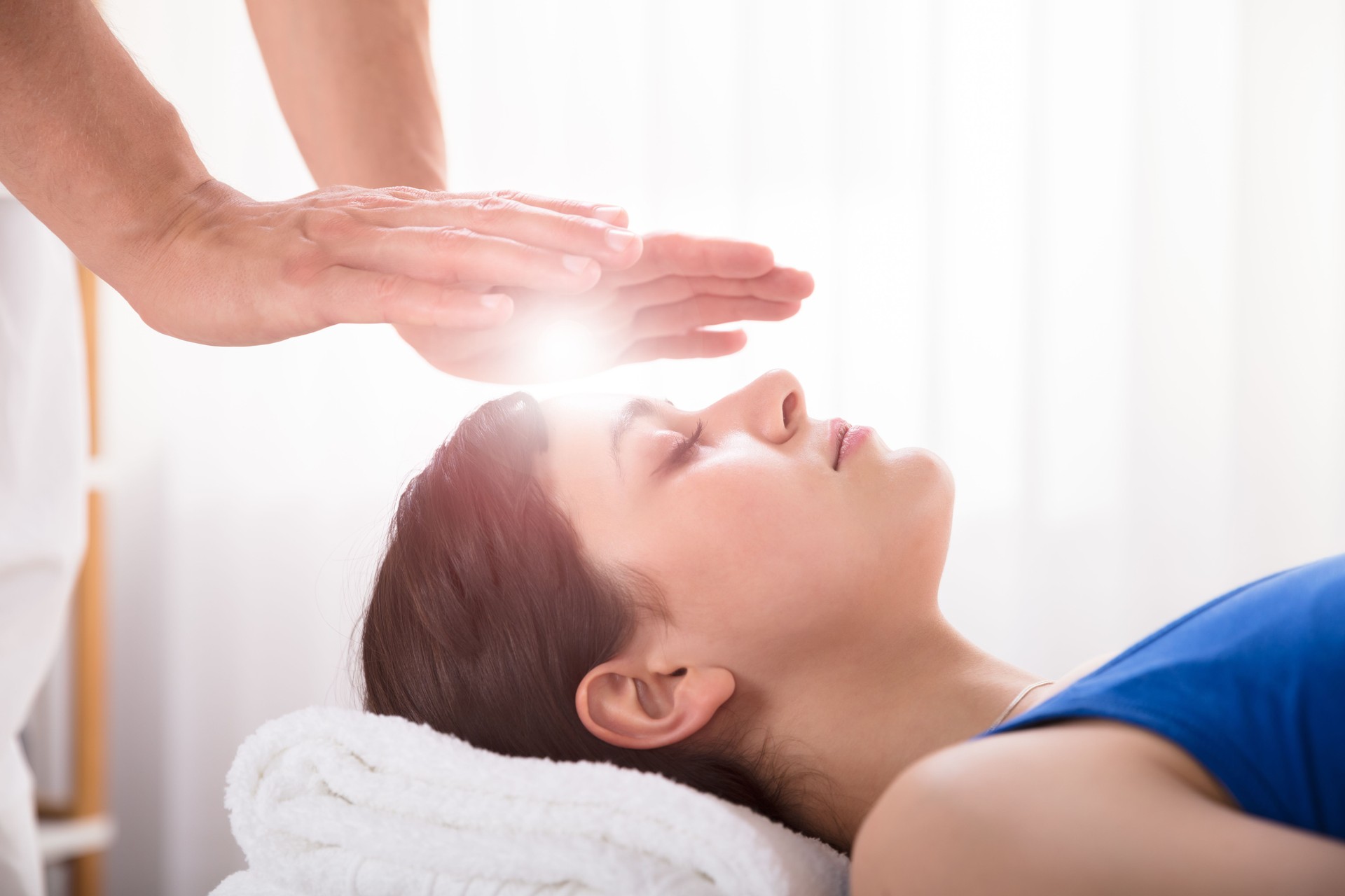 Therapeuten, die Durchführung von Reiki Heilung Behandlung auf Frau