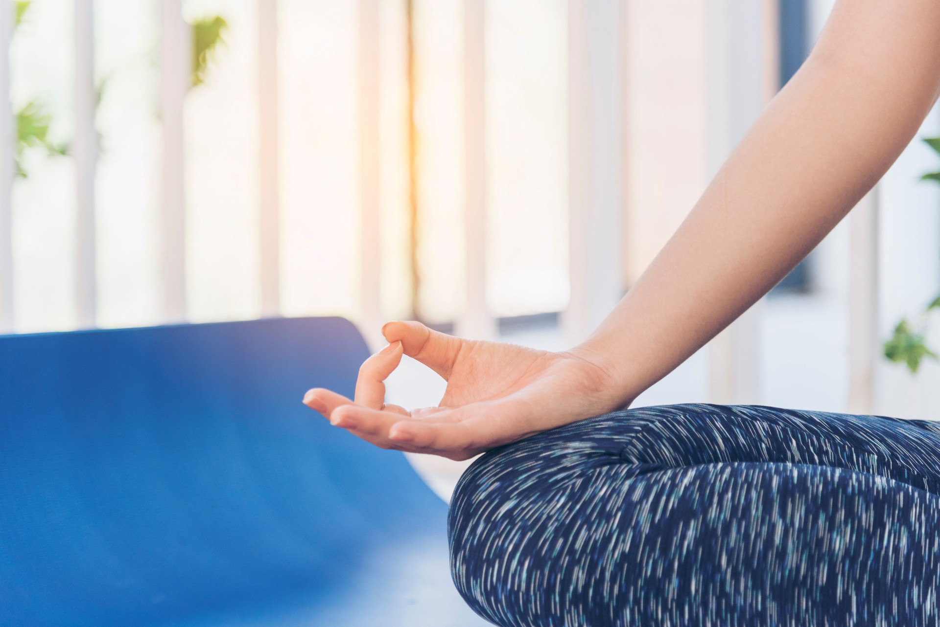 Yoga Fitness Lebensstil gesunde Frau Entspannung eine Meditation machen. Yoga meditieren im Freien mit Zen in sitzender Position. Yoga Frau Workout in Sportbekleidung sitzen auf Yogamatte Home Fitness Workout Übung